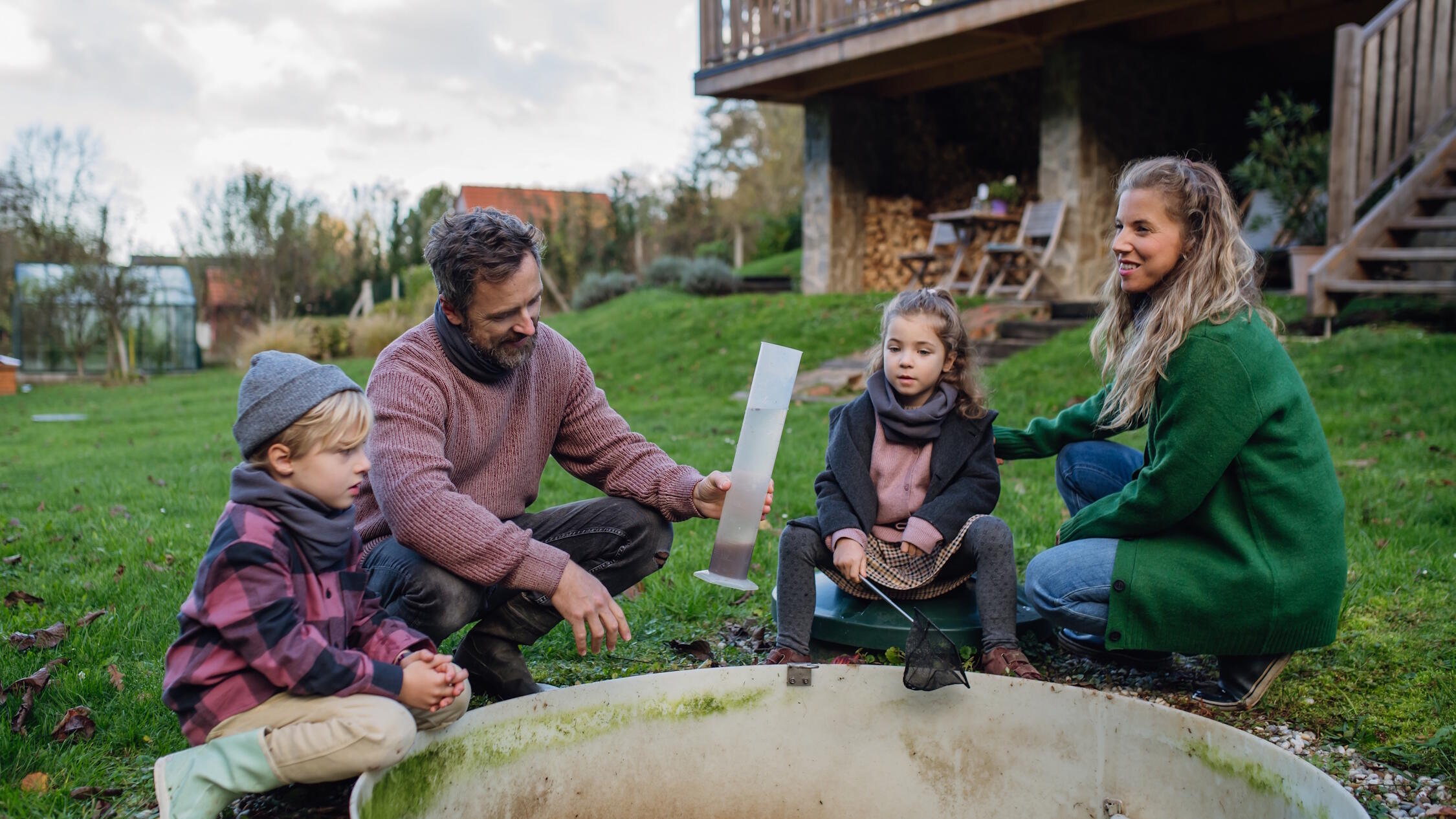 Familie nimmt Wasserprobe an einem Lernort