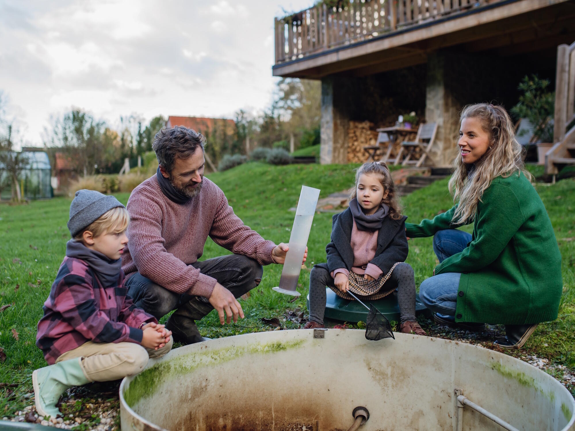 Familie nimmt Wasserprobe an einem Lernort