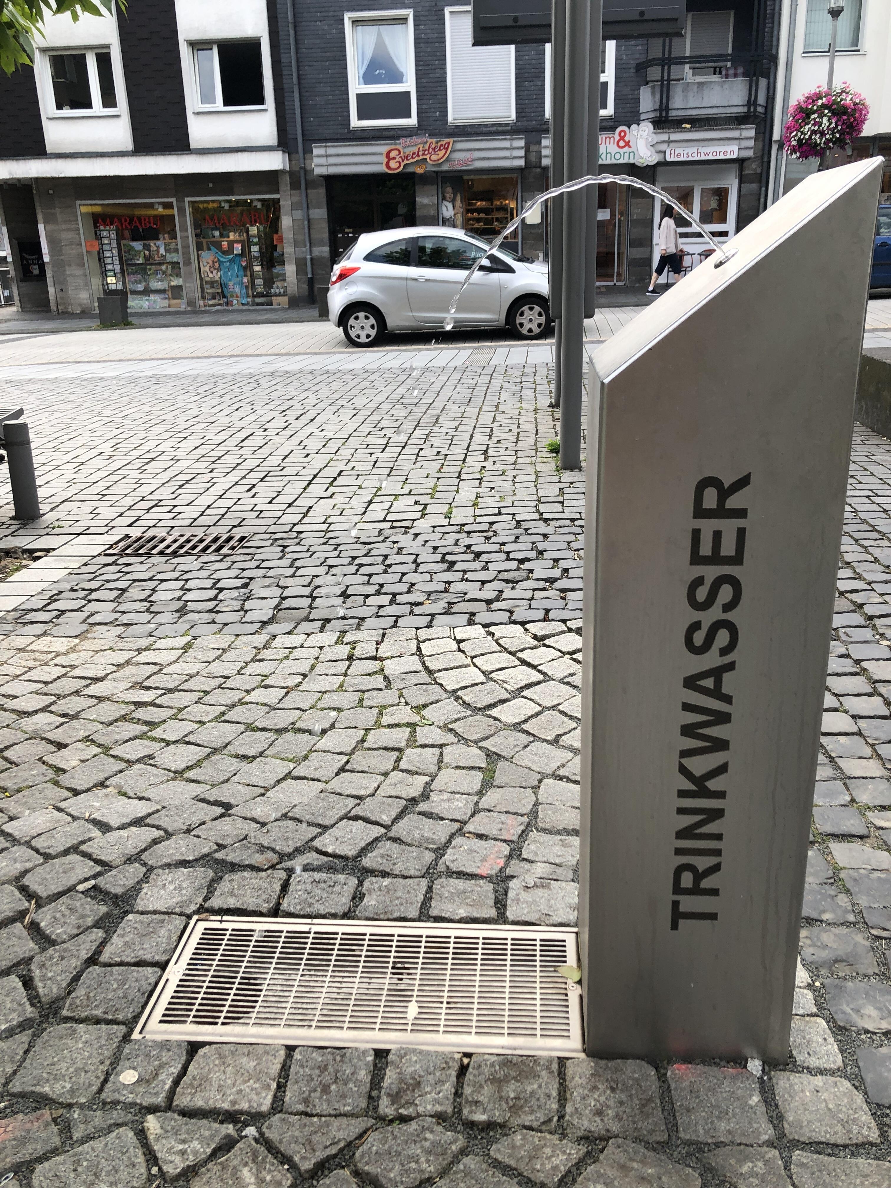 Edelstahl Trinkwasser Brunnen vor dem Rathaus Wermelskirchen