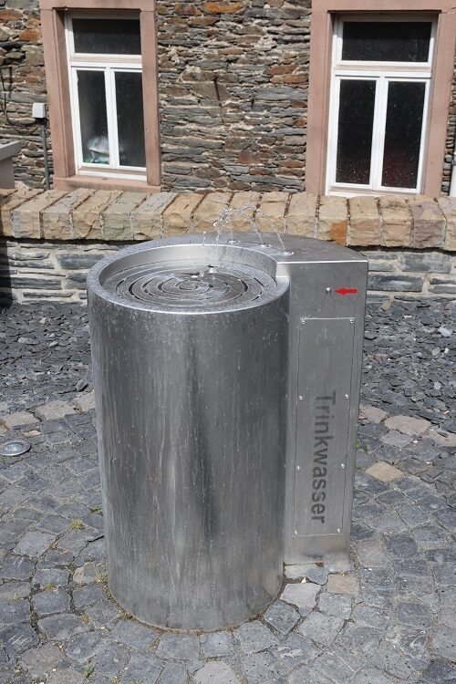 Edelstahl Trinkwasser Brunnen Kirchplatz Traben-Trarbach