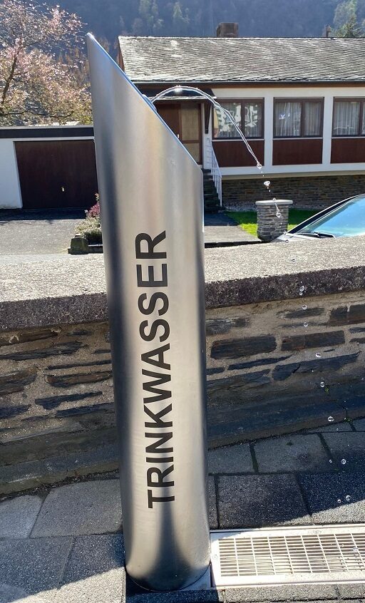 Trinkwasser Brunnen vor der VR Bank in Traben Trarbach